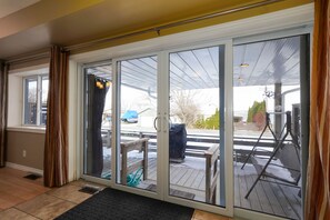 Interior - Lake view 3-bedroom cottage- Hot tub & Pool table (Bewdley)