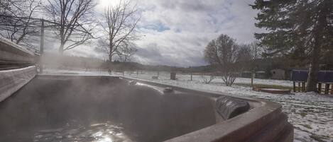 Outdoor spa tub