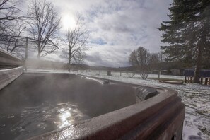 Outdoor spa tub - Lake view 3-bedroom cottage- Hot tub & Pool table (Bewdley)