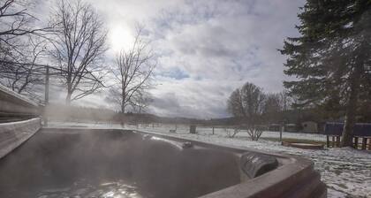Lake view 3-bedroom cottage- Hot tub & Pool table
