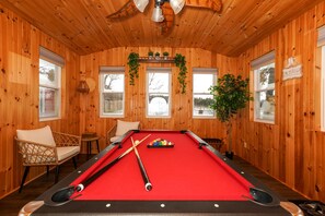 Games room - Lake view 3-bedroom cottage- Hot tub & Pool table (Bewdley)