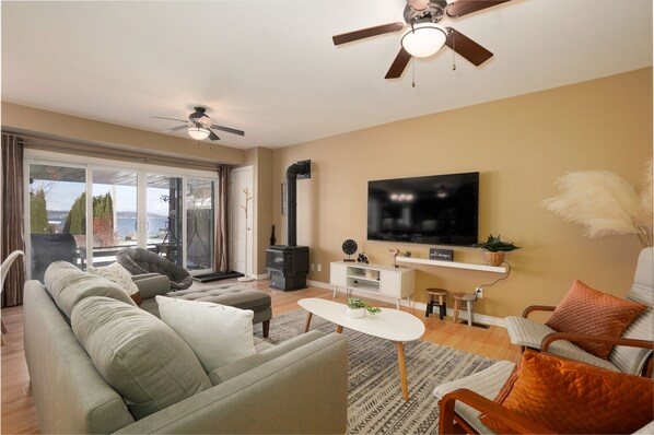 Smart TV - Lake view 3-bedroom cottage- Hot tub & Pool table (Bewdley)