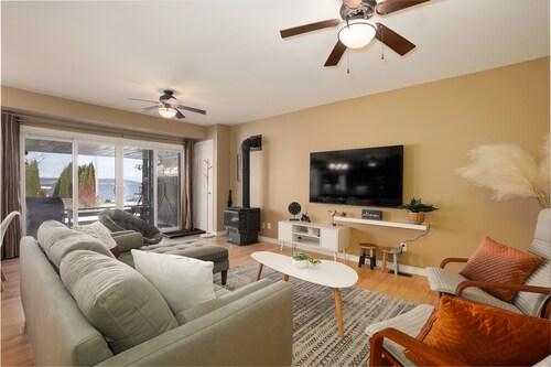 Lake view 3-bedroom cottage- Hot tub & Pool table