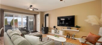 Lake view 3-bedroom cottage- Hot tub & Pool table