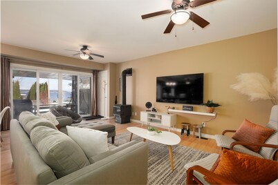 Lake view 3-bedroom cottage- Hot tub & Pool table