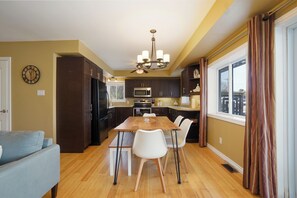 Dining - Lake view 3-bedroom cottage- Hot tub & Pool table (Bewdley)