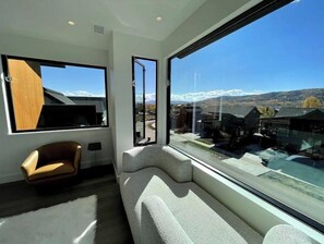 Smart TV, fireplace, stereo