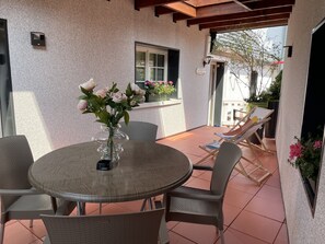 Outdoor dining - The Katz burrow (Dabo)