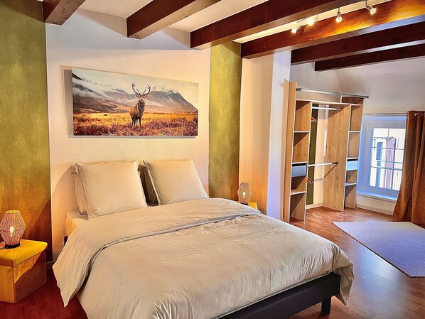 3 室のベッドルーム、旅行用ベビーベッド、WiFi (無料)、ベッドシーツ