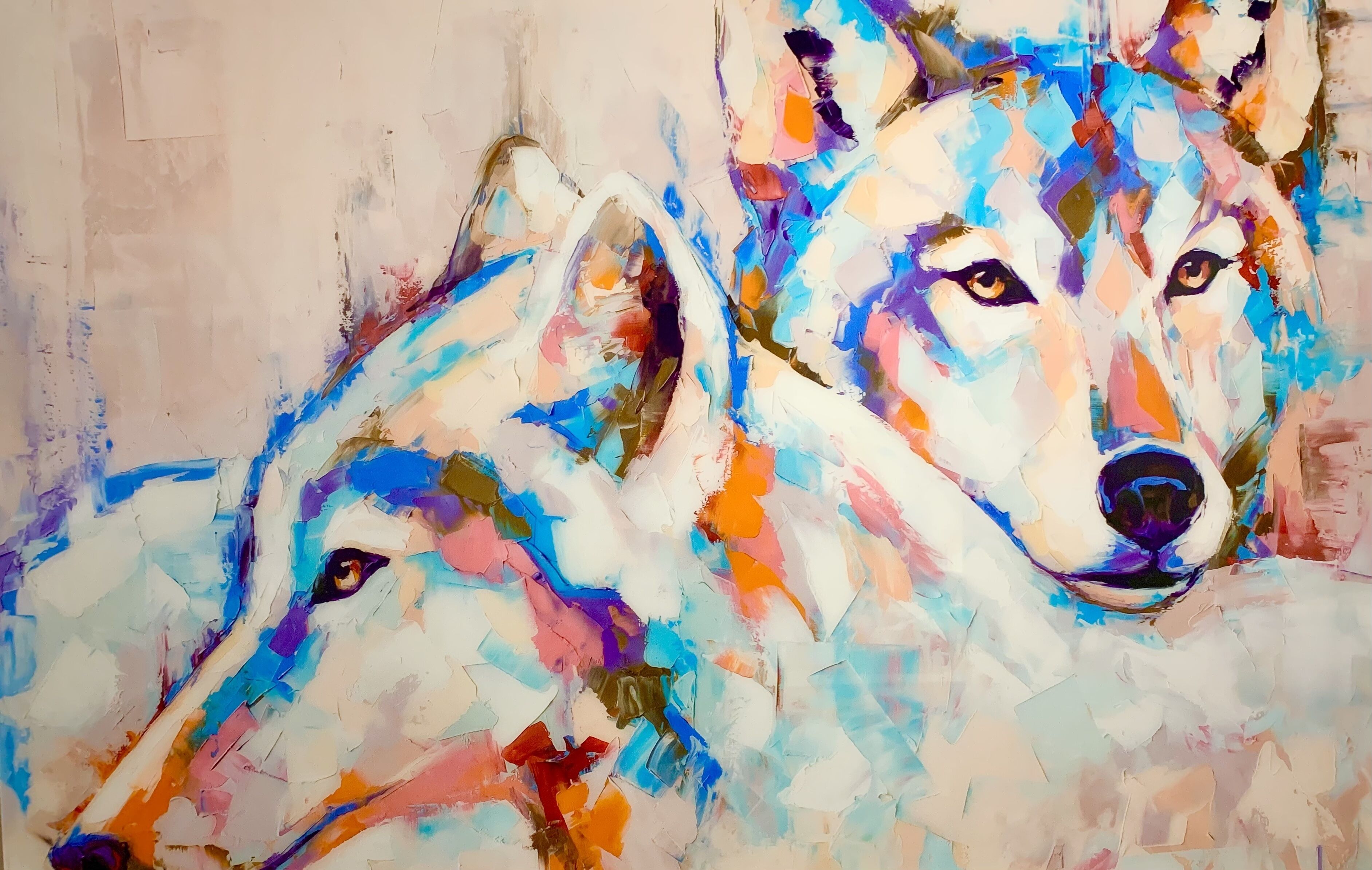 Pintura de dois lobos com traços de pincel abstratos e coloridos.