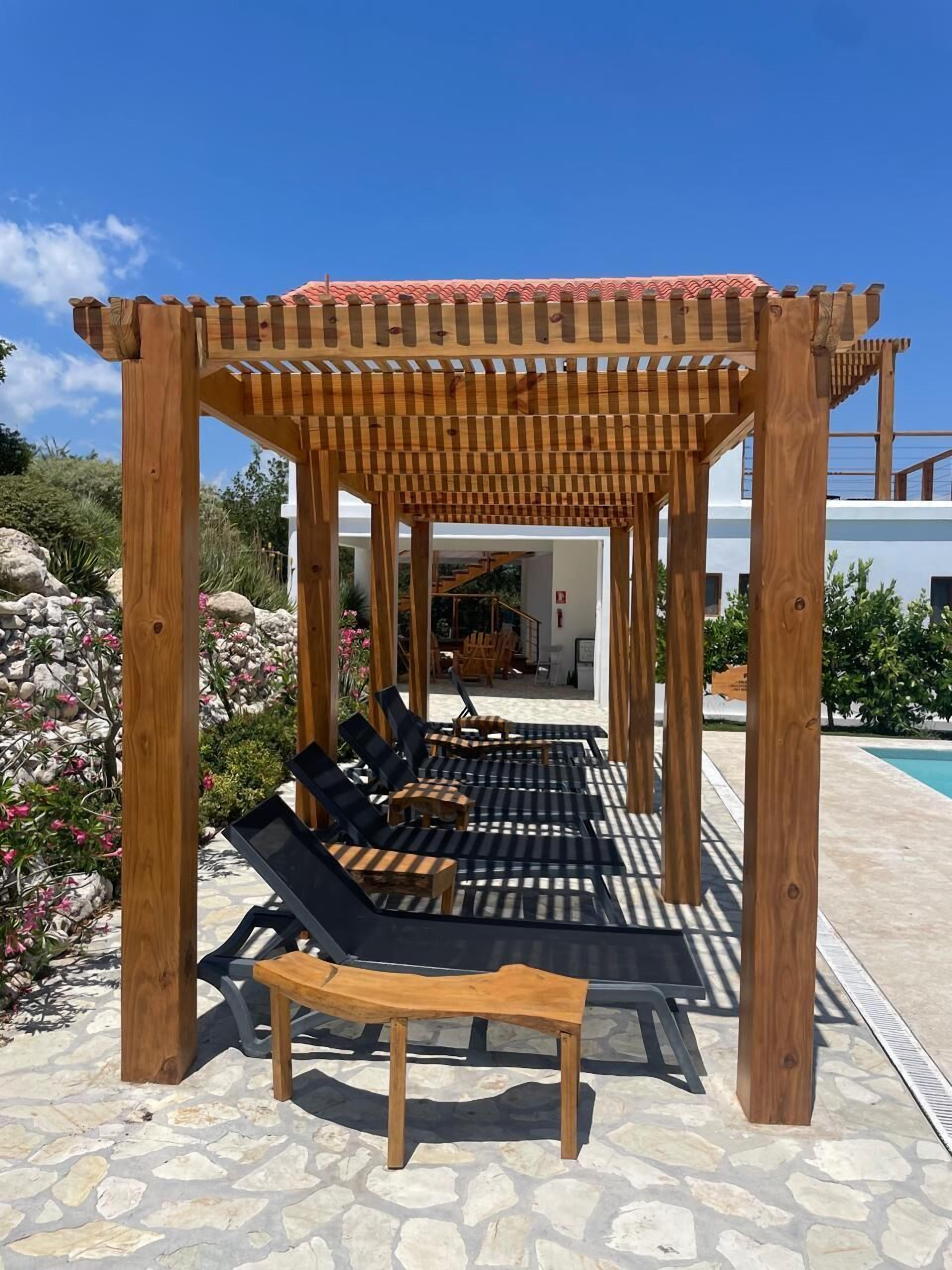 Ulkouima-allas, aurinkotuoleja