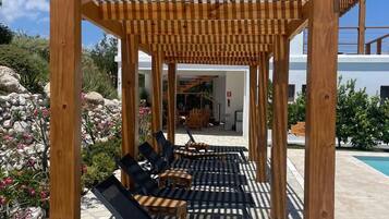 Kolam renang outdoor, dengan kursi berjemur