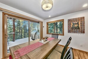 Dining - Hekpa Luxury 4BR/3BA-Sauna-, Pool Table (South Lake Tahoe)