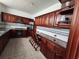 Refrigerador con freezer, microondas, horno, molino de café