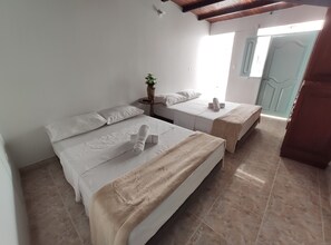 Habitación cuádruple estándar | Ropa de cama de alta calidad, edredón y decoración personalizada