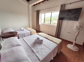 Habitación cuádruple económica | Ropa de cama de alta calidad, edredón y decoración personalizada