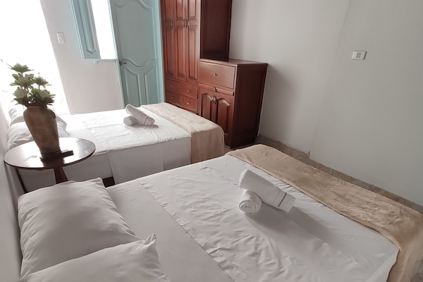 Habitación cuádruple estándar | Ropa de cama de alta calidad, edredón y decoración personalizada