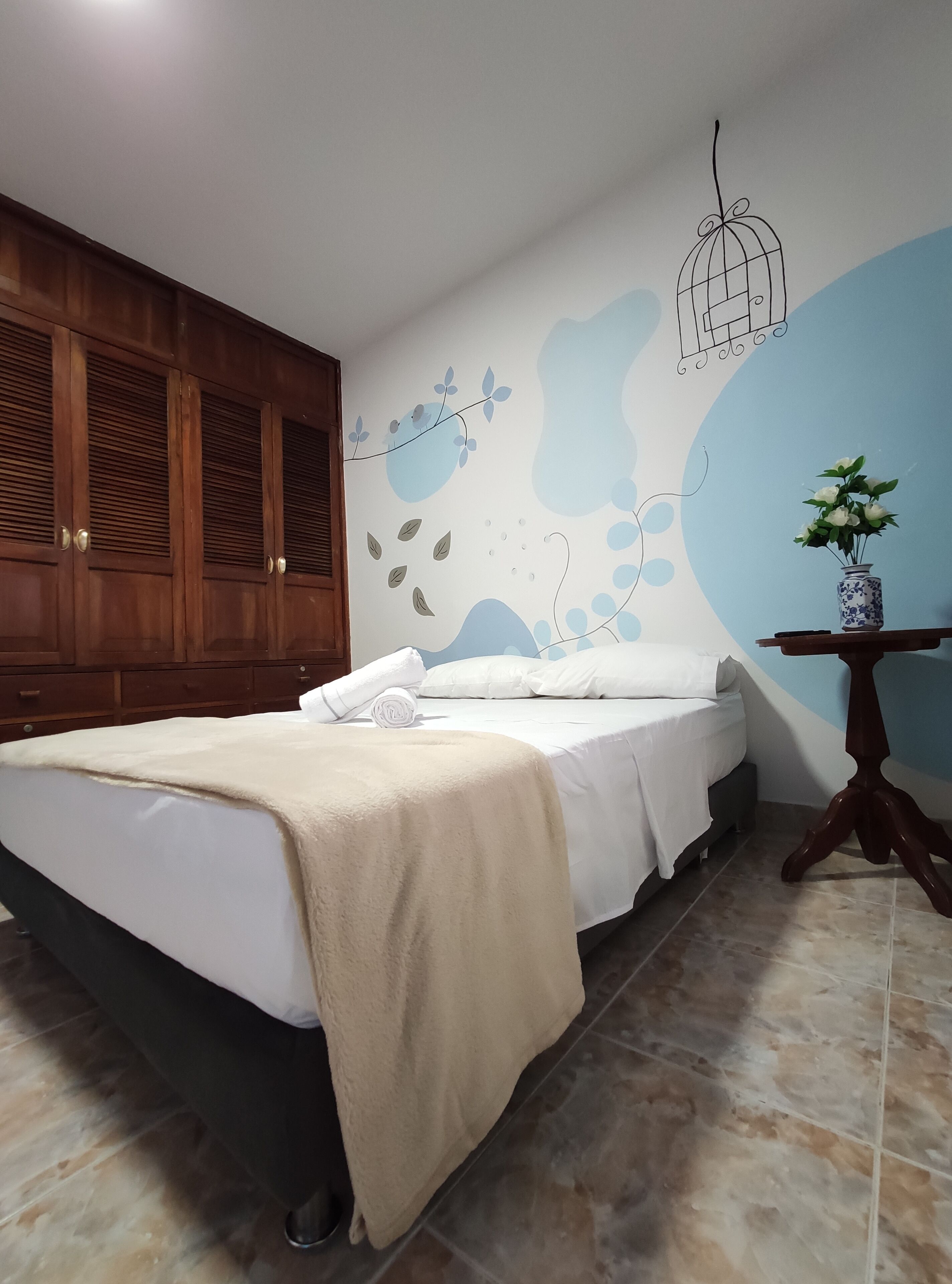 Kamar Double Comfort | Seprai premium, selimut bulu angsa, dan didekorasi berbeda-beda