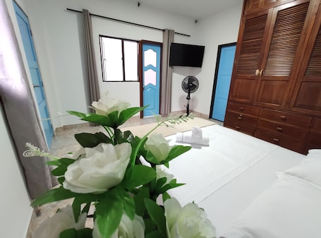 Ropa de cama de alta calidad, cubrecamas y decoración personalizada . Hostal Colors - Hostel