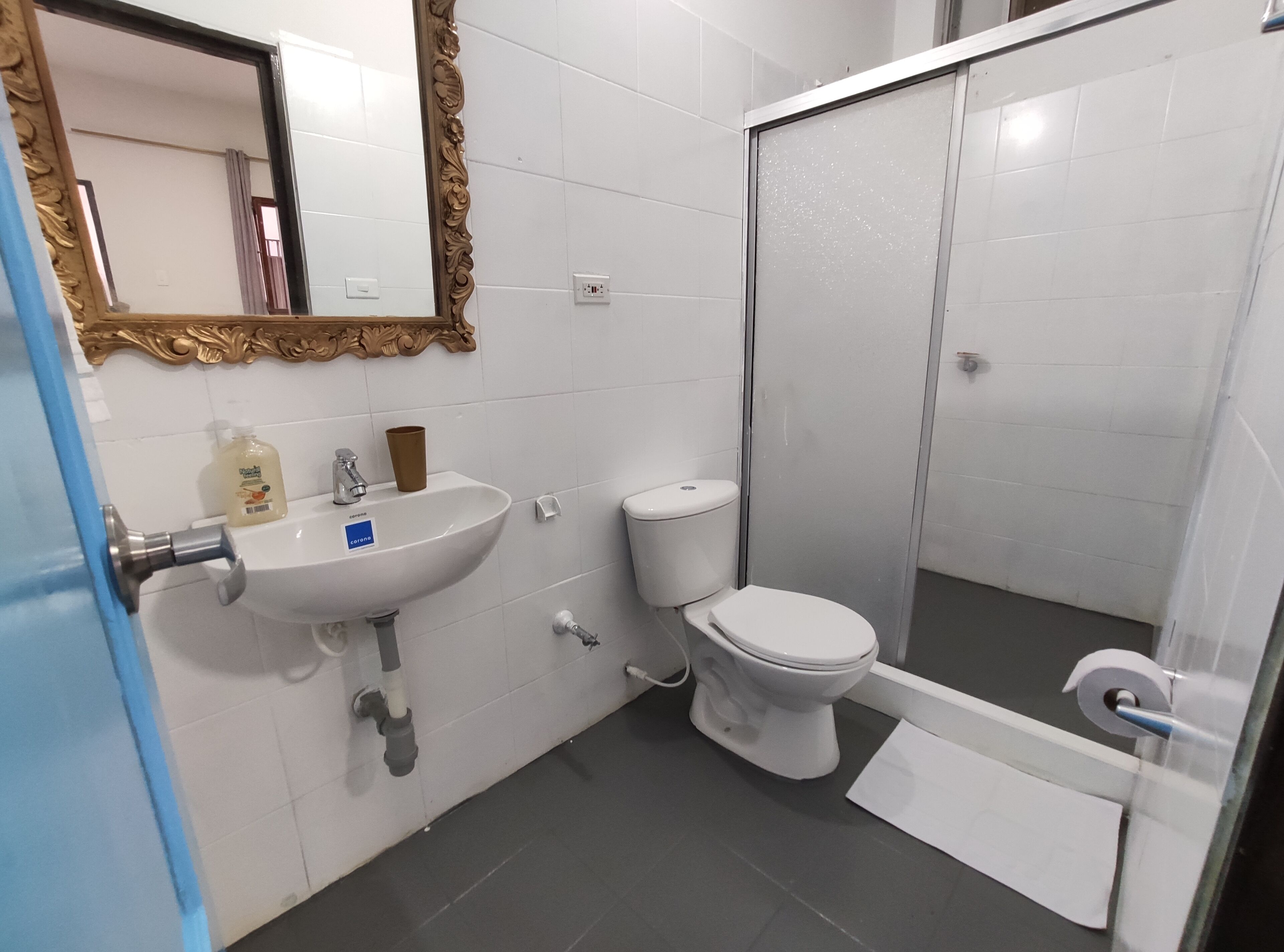 Ein Badezimmer mit Waschbecken, Toilette und Dusche.