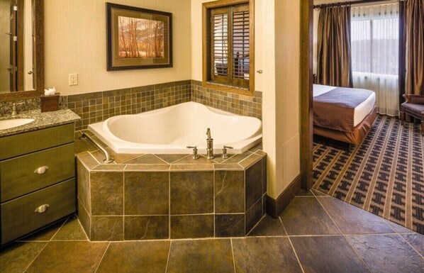 2 bedrooms, in-room safe, iron/ironing board, free WiFi
