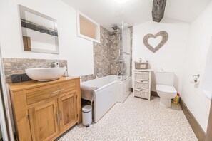 Combined shower/bathtub, hair dryer, towels - Beautiful, 17th century Lake District cottage close to village and mountains (Coniston)
