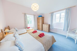 3 bedrooms, iron/ironing board, free WiFi, bed sheets - Sleep 6, 3 bedroom Lake District Cottage, close to village, lake and beautiful walks (Coniston)