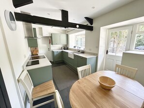 Fridge, microwave, oven, stovetop - Sleep 6, 3 bedroom Lake District Cottage, close to village, lake and beautiful walks (Coniston)