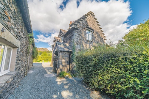Sleep 6, 3 bedroom Lake District Cottage, close to village, lake and beautiful walks