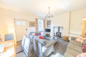 Smart TV, fireplace, DVD player, books - Sleep 6, 3 bedroom Lake District Cottage, close to village, lake and beautiful walks (Coniston)