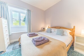 3 bedrooms, iron/ironing board, free WiFi, bed sheets - Sleep 6, 3 bedroom Lake District Cottage, close to village, lake and beautiful walks (Coniston)