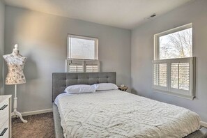 3 bedrooms, iron/ironing board, WiFi, bed sheets - Cozy Indianapolis Home w/ Private Hot Tub! (Indianapolis)