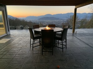 Outdoor dining - #TheMonopolyHouse-Private acreage /Bar/Arcade/Gym/HotTub/Sauna/Sports court/golf (Chilliwack)