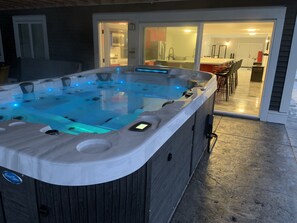 Indoor spa tub