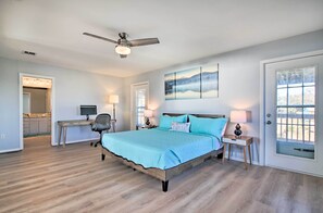 3 bedrooms, desk, free Internet, bed sheets