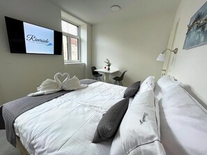 2 bedrooms, in-room safe, free WiFi, bed sheets - Villa Riverside - Modern & Spacious Family Suite (Ljubljana)