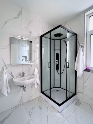 Shower, hair dryer, towels, soap - Villa Riverside - Modern & Spacious Family Suite (Ljubljana)
