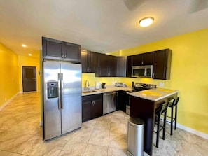 Geladeira, micro-ondas, fogão, cooktop