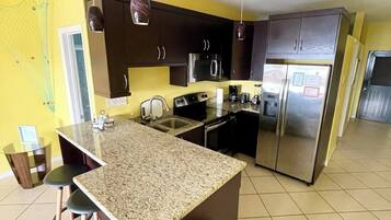 Coffee/tea maker, fridge, microwave, oven