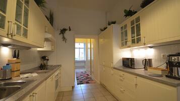 Køleskab, mikrobølgeovn, ovn, kogeplade