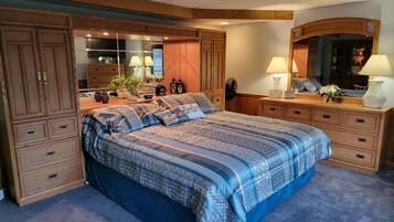 3 chambres, fer et planche à repasser, Wi-Fi, draps fournis