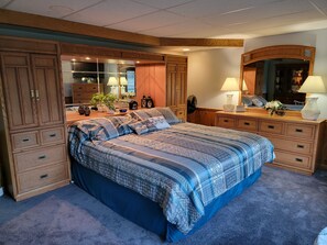 3 bedrooms, iron/ironing board, WiFi, bed sheets - Building Memories & Relationships enjoy stocked pond, woods, game room, and more (Holland)