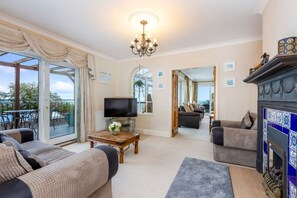 Smart TV, fireplace, table football, stereo - Seahaven - Luxury Cottages (Torquay)