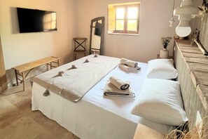 2 bedrooms, iron/ironing board, travel cot, WiFi