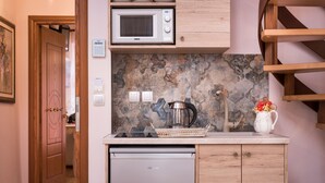 Une cuisine compacte équipée d’un four à micro-ondes, d’une cuisinière et d’un lave-vaisselle.