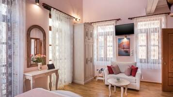 2 soverom, safe på rommet, strykejern/-brett og reiseseng for barn