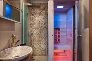 Shower, hair dryer, towels, soap - Lux apartment with loft, private sauna & balcony in the heart of Chania old town (Chania)