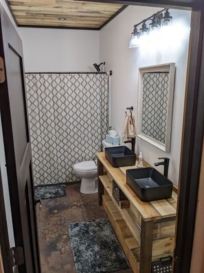 Duschwanne, Handtücher, Seife, Toilettenpapier