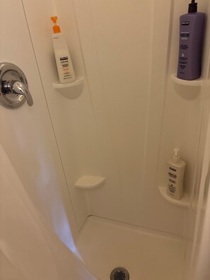 Dusche, Handtücher, Seife, Shampoo