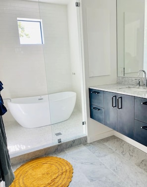 Combinazione doccia/vasca, asciugacapelli, asciugamani, sapone